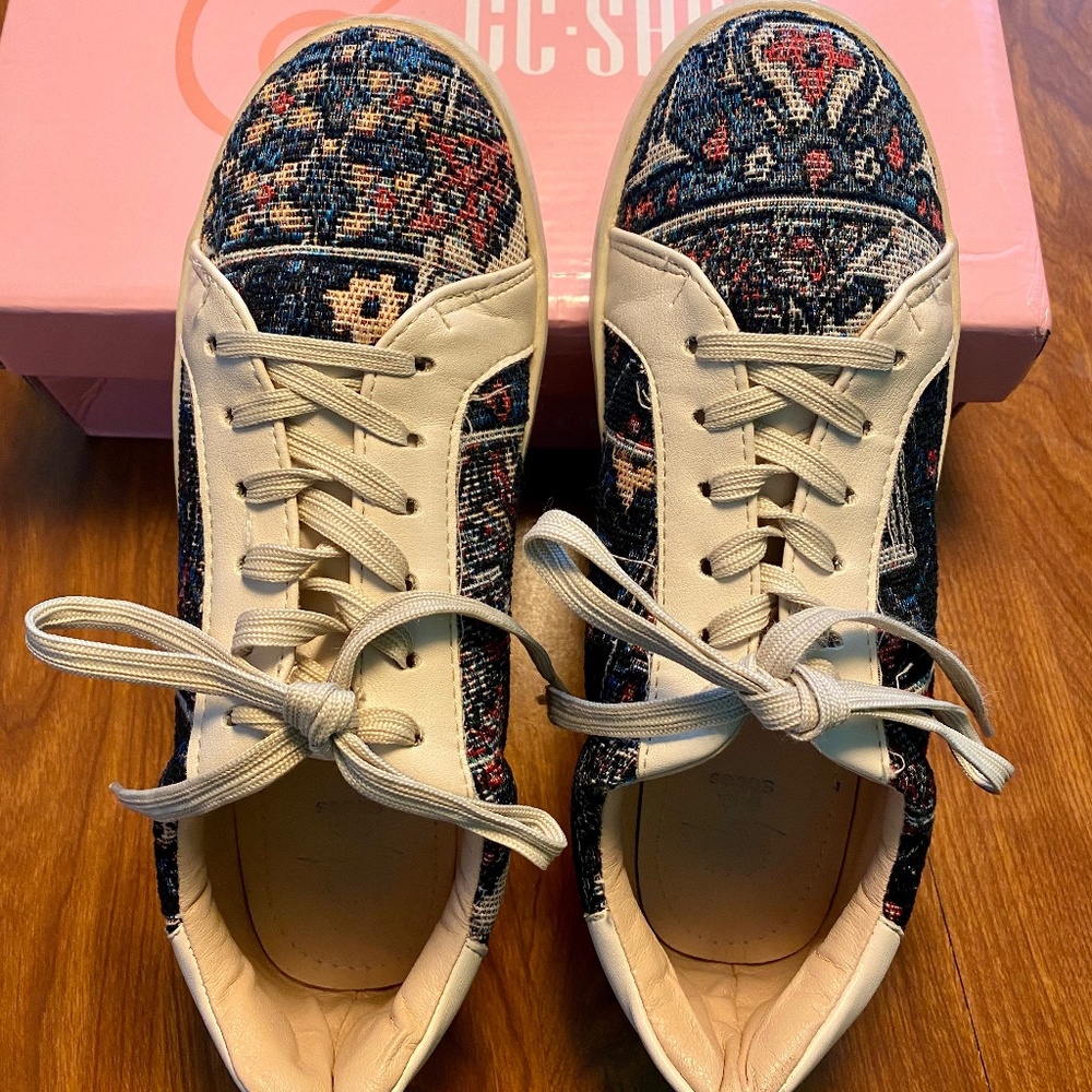 GC Shoes Kalio Style Size 8.5 Beige w Navy Tapestry